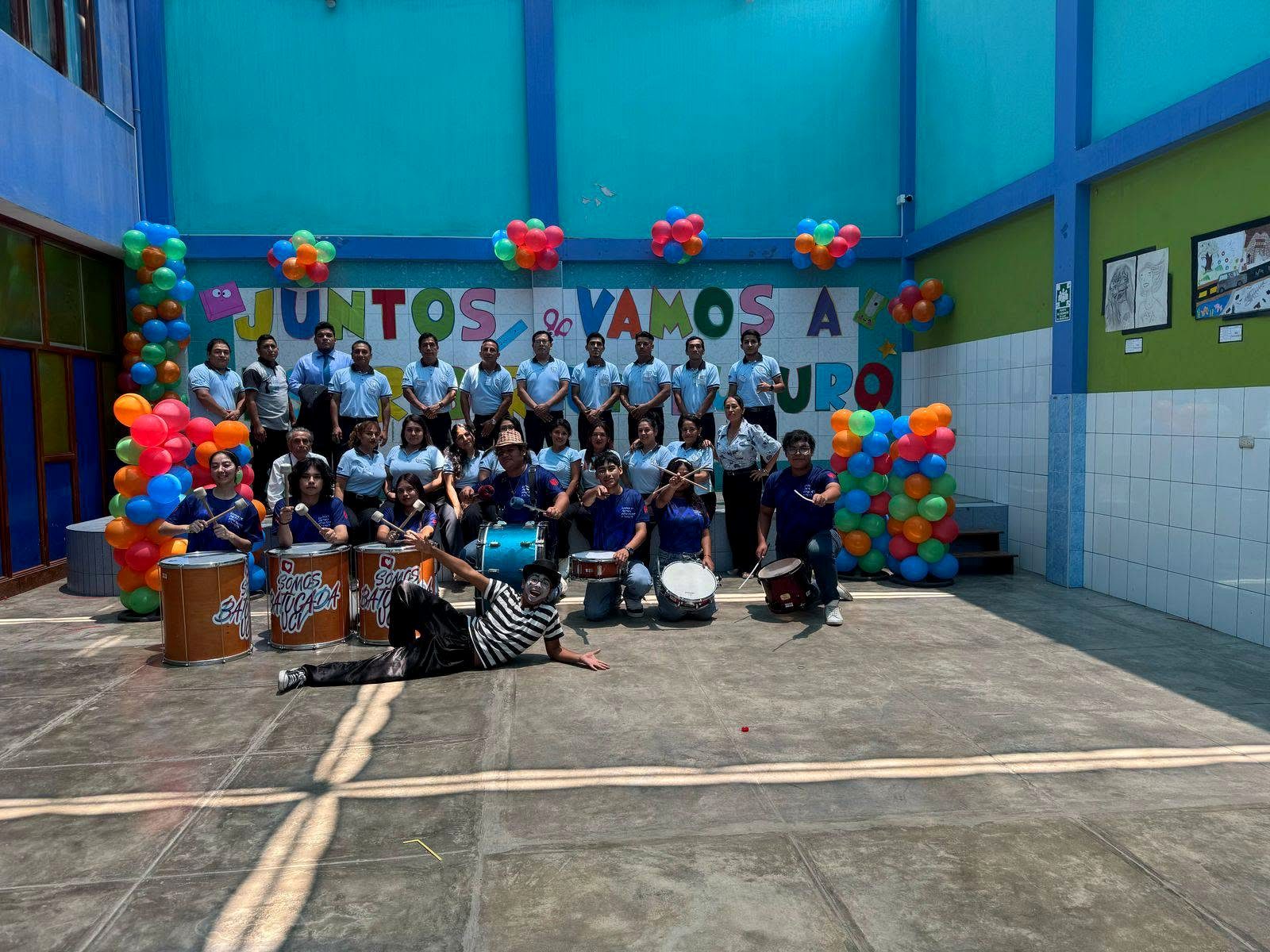 Estudiantes y docentes de la sede César Vallejo en una actividad escolar